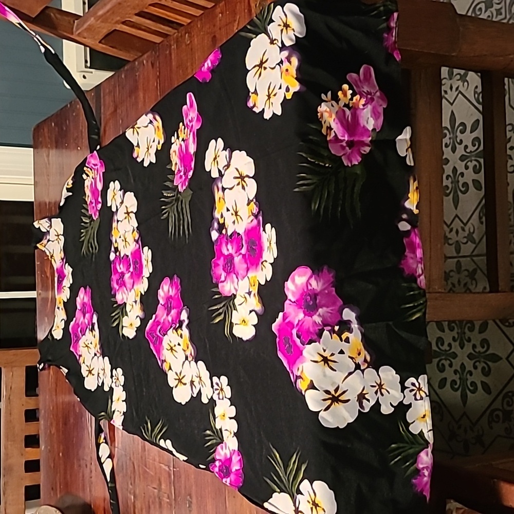 Like new sleevless maxi dress with tie belt. Vibrant colors
